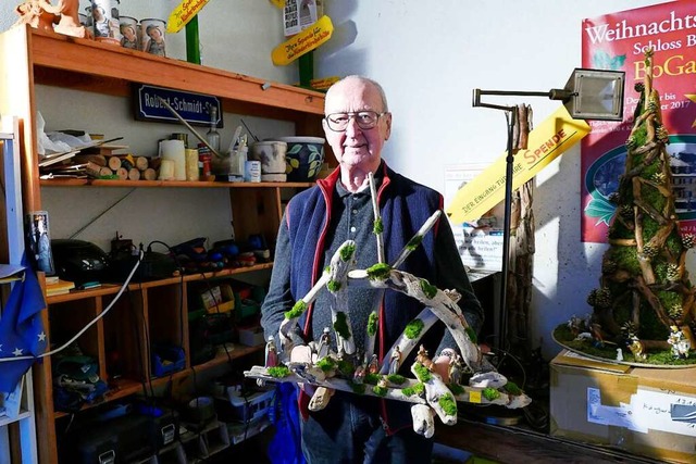 Robert Schmidt in seiner Werkstatt, in...rippen zusammenschraubt und gestaltet.  | Foto: Susanne Ehmann