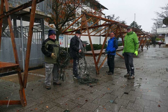 Vom nasskalten Wetter und einigen Schn...mcken des Weihnachtsmarkts abbringen.  | Foto: Ulrich Senf