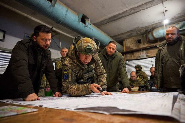 Der ukrainische Prsident Wolodymyr Selenskyj besichtigt einen Kommandoposten.  | Foto: HANDOUT (AFP)