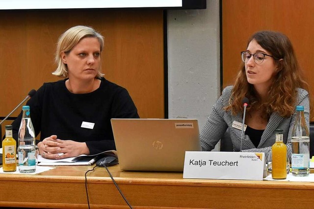 Linda Maurer (links) und Katja Teuchert vom Team Wahlen  | Foto: Horatio Gollin