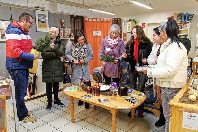 Besuch im Fairkauf-Geschft von 48 Gra...s zkan, in der Mitte Claudia Eichler.  | Foto: Ruth Seitz