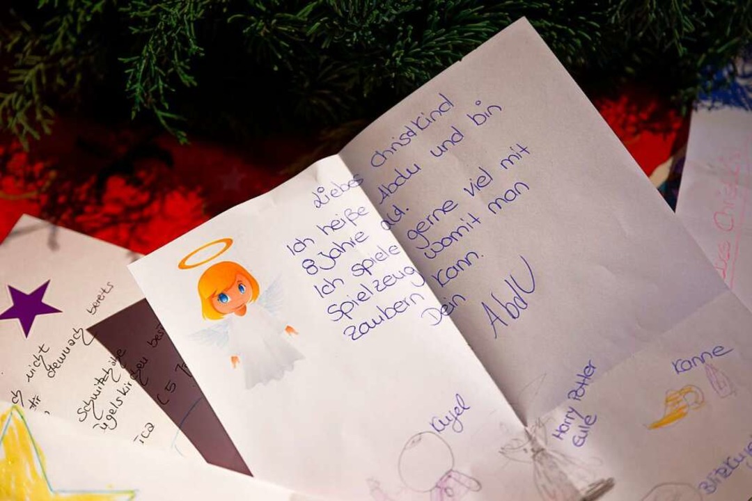 Weihnachtswunschzettel von Kindern sin...hen Post in Engelskirchen ausgestellt.  | Foto: Henning Kaiser (dpa)