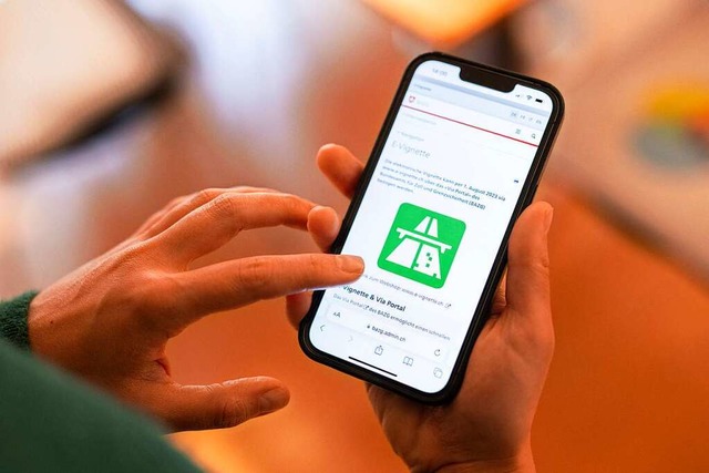 In der Schweiz gibt es die Vignette auch digital.  | Foto: Ennio Leanza (dpa)