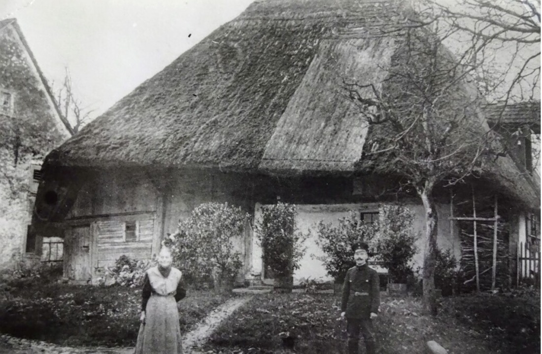 Das letzte strohgedeckte Haus in Wallb... Alfred Thomann Ende der 1920er-Jahre.  | Foto: Peter Schütz