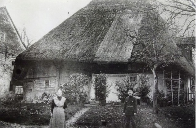 Das letzte strohgedeckte Haus in Wallb... Alfred Thomann Ende der 1920er-Jahre.  | Foto: Peter Schtz