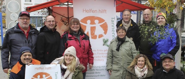 Die Helferinnen und Helfer, die sich f...reiig, Adventskrnze und vieles mehr.  | Foto: Hansjrg Bader