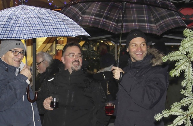 Trotz Regens lsst sich Stephan Ruthe ...cegemeinschaft den Glhwein schmecken.  | Foto: Marianne Bader