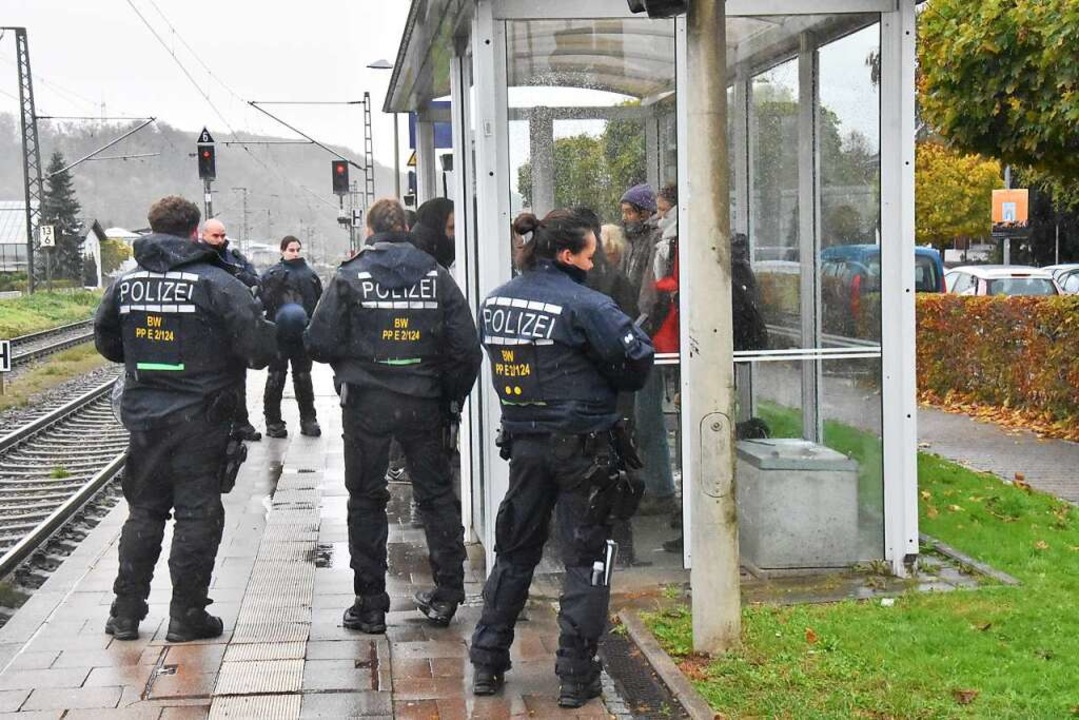 Polizisten halten die Gruppe Antifaschisten am Bahnhof Steinen fest.  | Foto: Kathrin Ganter