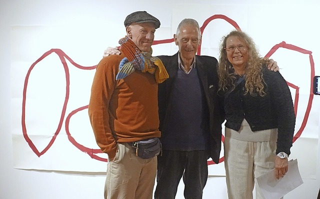 Die Kunstvereinsvorsitzende und Kurato...mi und Werner von Mutzenbecher (Mitte)  | Foto: Roswitha Frey