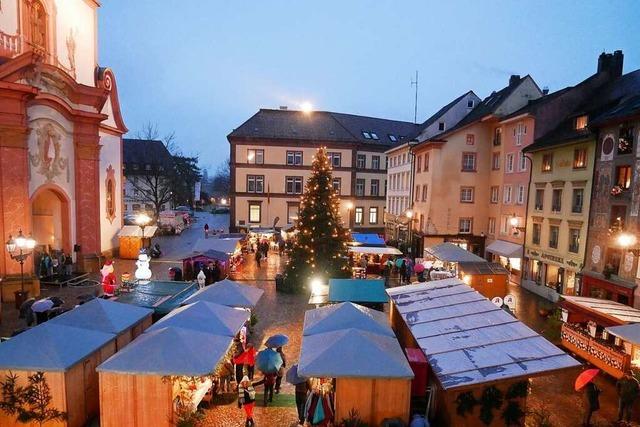 Raclette, Glühwein und Maroni – Bad Säckingens Weihnachtsmarkt ist eröffnet