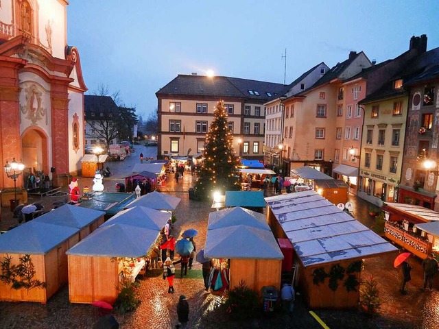 Erste Besucher bummeln schon am Freitag ber den Weihnachtsmarkt.  | Foto: Michael Gottstein