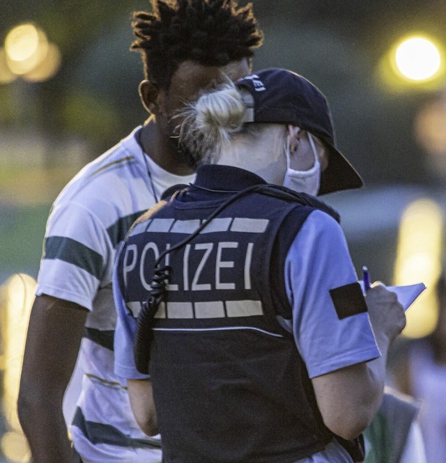 Bei einer Polizeikontrolle in Stuttgart  | Foto: ARNULF HETTRICH via www.imago-images.de