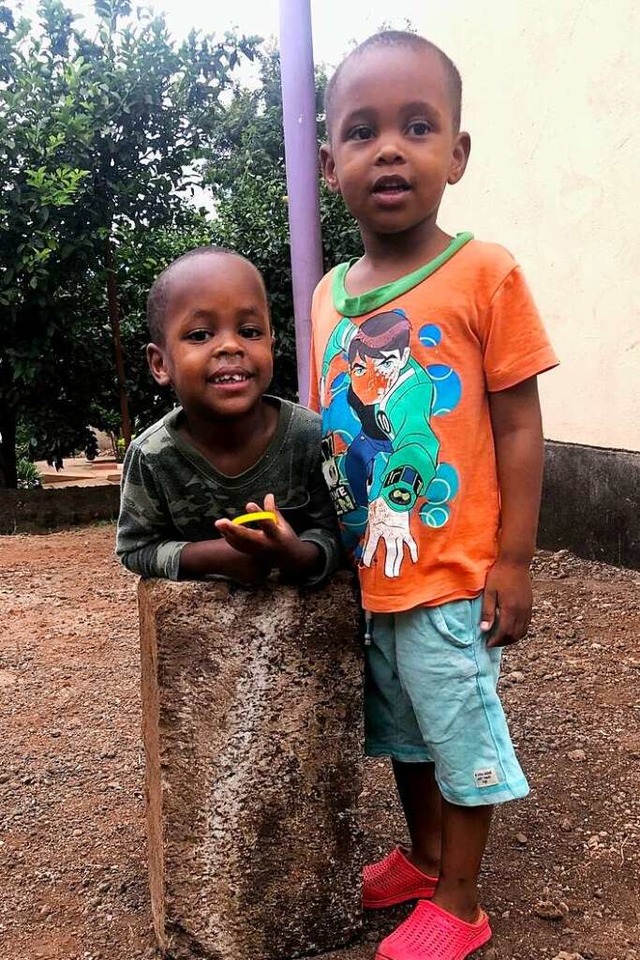 Zwei Kinder mit einem der 1200 Ziegelsteine  | Foto: Verein