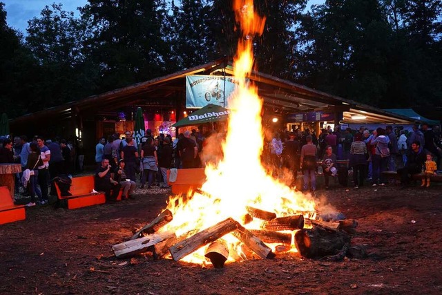 Krftig Feiern und Spenden &#8211; das...t&#8220; der Motorradfreunde Grunholz.  | Foto: Hans-Jrgen Sackmann