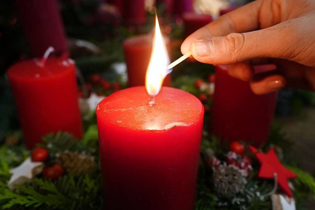 Am Sonntag ist der erste Advent, Zeit die erste Kerze anzuzünden.  | Foto: Marcus Brandt (dpa)