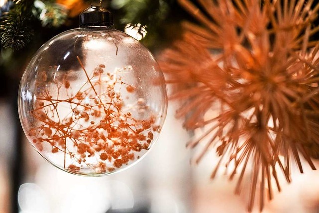 Filigran: mit Trockenblumen gefllte transparente Christbaumkugel.  | Foto: Franziska Gabbert (dpa)