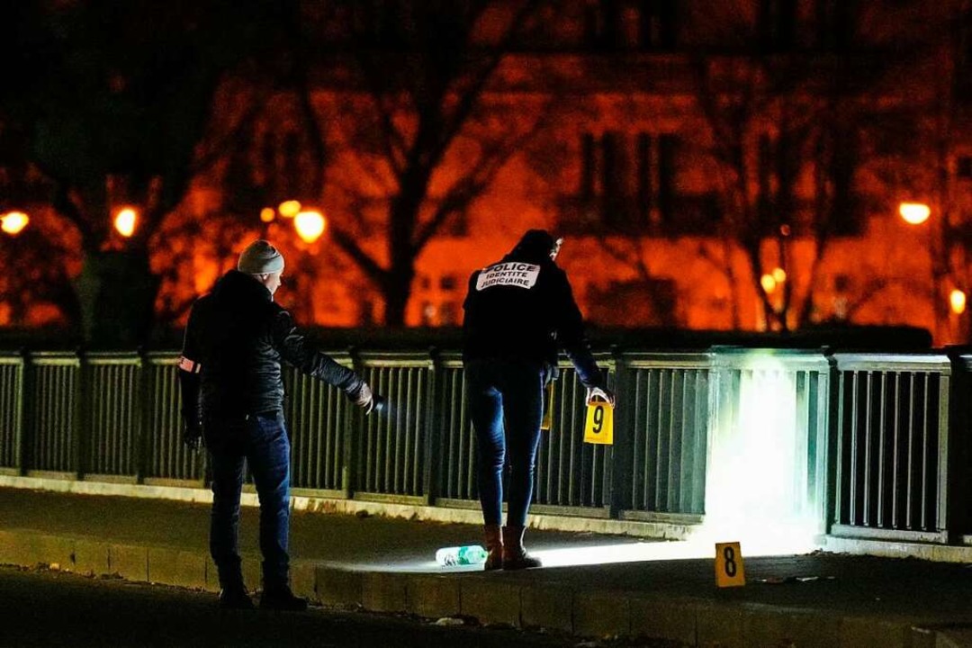 02.12.2023, Frankreich, Paris: Forensi...tort einer Messerstecherei im Einsatz.  | Foto: Dimitar Dilkoff (dpa)
