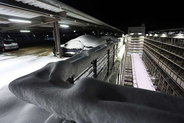 Teilweise mit Schnee bedeckt ist die o...nes Parkhauses am Mnchener Flughafen.  | Foto: Karl-Josef Hildenbrand (dpa)