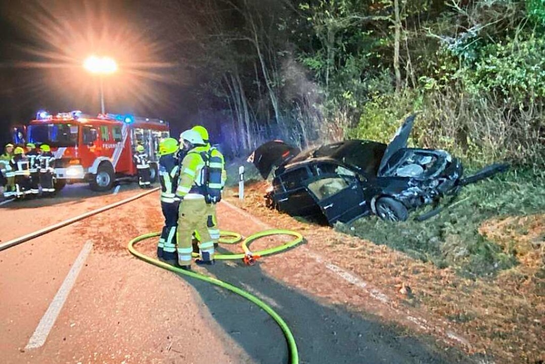 Stark ramponiert war das Auto nach dem Unfall am frühen Sonntagmorgen.  | Foto: Feuerwehr Neuenburg