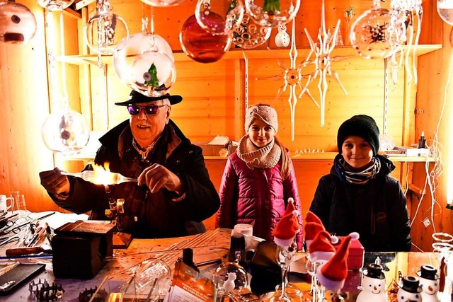 Glasknstler Wilfried Markus bei der Arbeit auf dem Weihnachtsmarkt.  | Foto: Heinz und Monika Vollmar