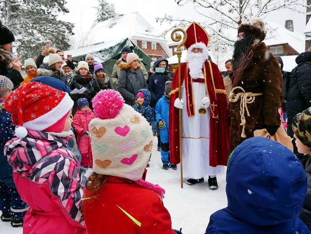 Der Auftritt des Nikolaus und der pass...phre auf dem  Seemer Weihnachtsmarkt.  | Foto: Eva Korinth
