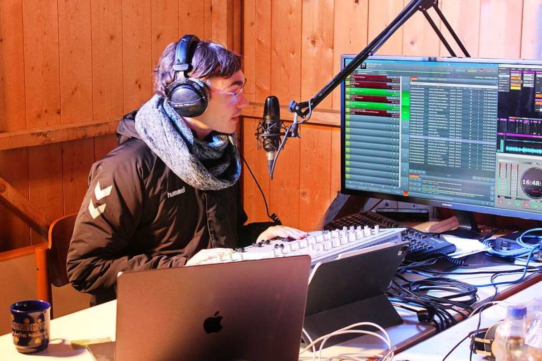 Marcel Hiller sendete live sein  Weihnachtsmarktradio für den guten Zweck.  | Foto: Annika Sindlinger