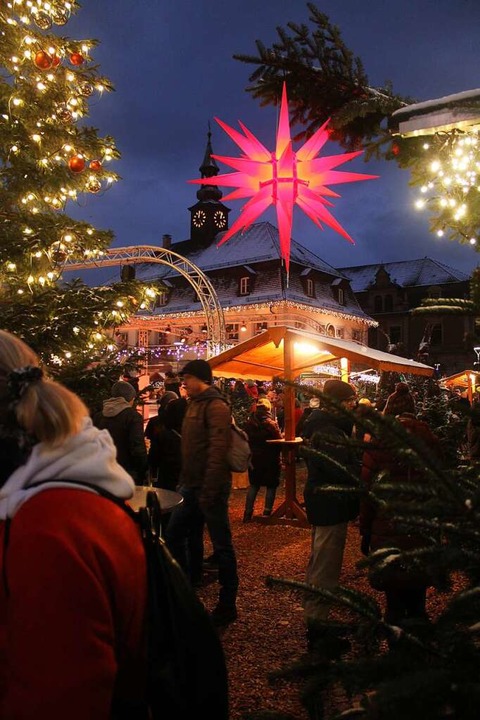 Die Innenstadt ist weihnachtlich geschmückt.  | Foto: Annika Sindlinger
