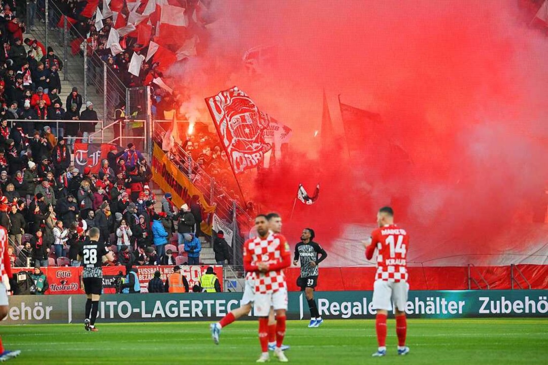Freiburger Fans zündeln  | Foto: Torsten Silz (dpa)
