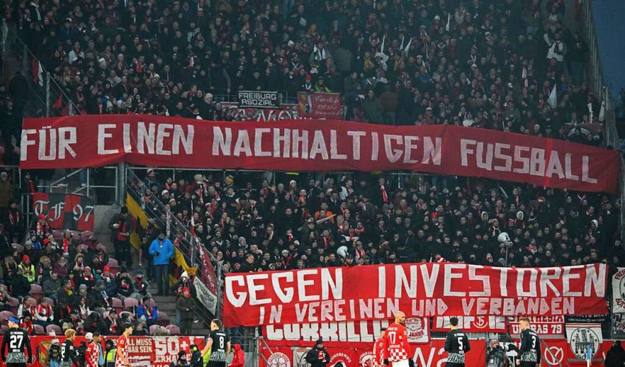 SC-Freiburg-Fans protestieren  | Foto: Torsten Silz (dpa)