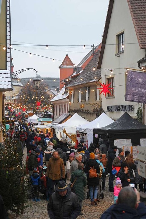 Vor allem der Mittelaltermarkt  sorgt ... ersten Adventswochenende in Burkheim.  | Foto: Reinhold John