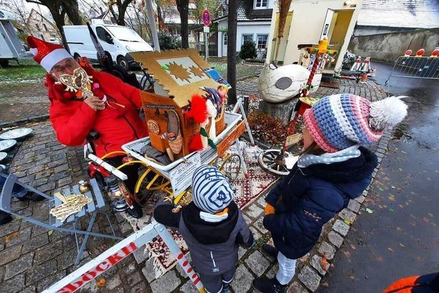 In Weil am Rhein spielt der Nikolaus auf dem Weihnachtsmarkt Drehorgel
