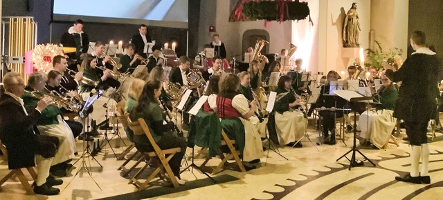 Eine bunte Vielfalt an Musikstcken un... bildete die Trachtenkapelle Hogschr.  | Foto: Karin Stckl-Steinebrunner