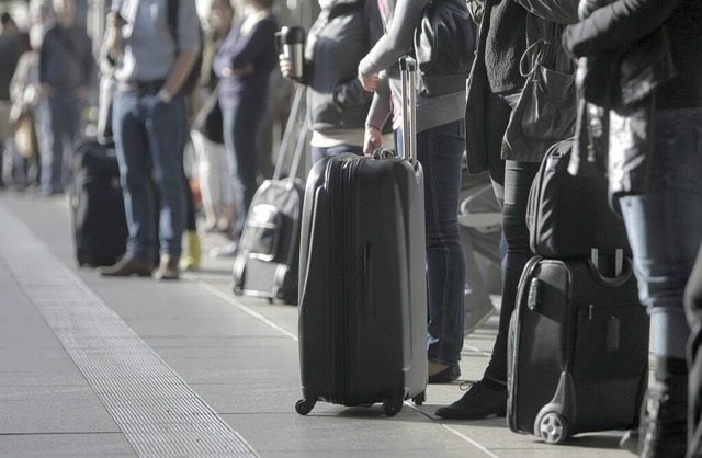 Das lange Warten auf den Zug &#8211; Bahnreisende brauchen oft viel Geduld.  | Foto: Fredrik Von Erichsen