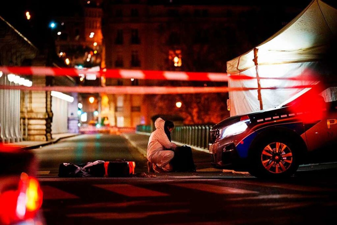 Ein Polizist am Schauplatz des tödlich...griffs in Paris am vergangenen Samstag  | Foto: DIMITAR DILKOFF (AFP)