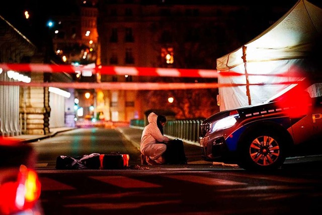 Ein Polizist am Schauplatz des tdlich...griffs in Paris am vergangenen Samstag  | Foto: DIMITAR DILKOFF (AFP)