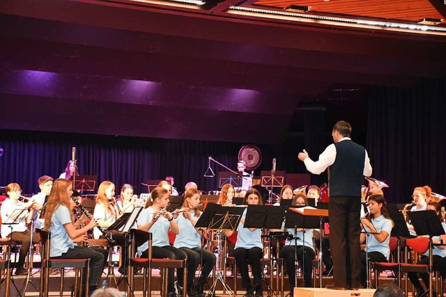 Die Stadtmusik Neustadt hlt im Kurhau...endkapelle mit Dirigent Fabian Mller.  | Foto: Thomas Biniossek