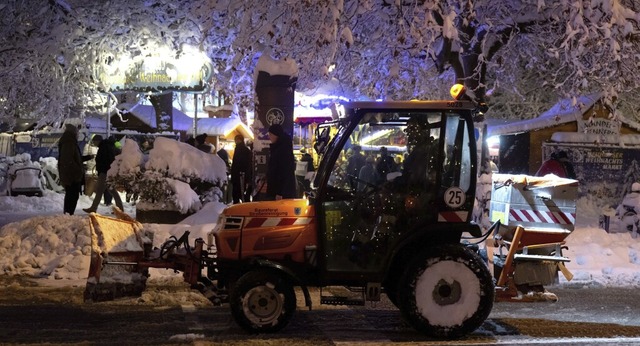 Ein Schneepflug rumt am Samstag die S...nachtsmarkt am Mnchner Rotkreuzplatz.  | Foto: Sven Hoppe (dpa)