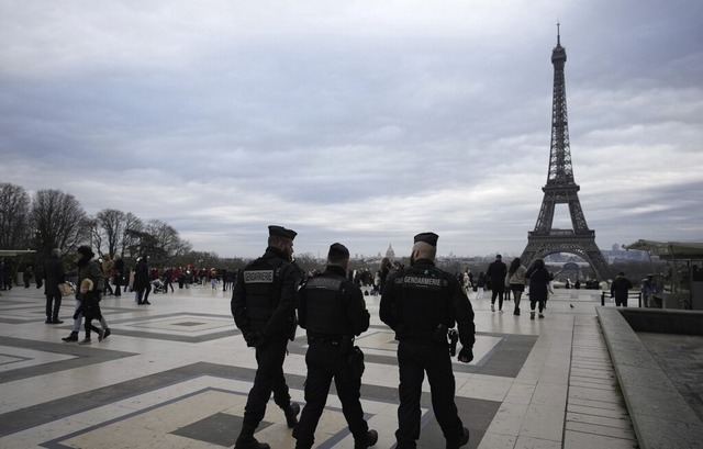 Polizisten patrouillieren auf dem Trocadero-Platz in der Nhe des Eiffelturms.  | Foto: Christophe Ena (dpa)