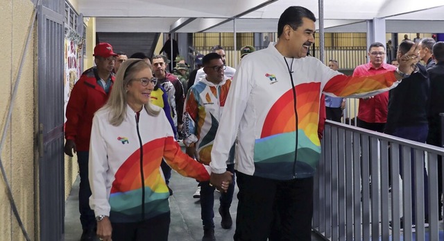 Nicolas Maduro und seine Frau Cilia Fl...eg zur Stimmabgabe fr sein Referendum  | Foto: MARCELO GARCIA (AFP)