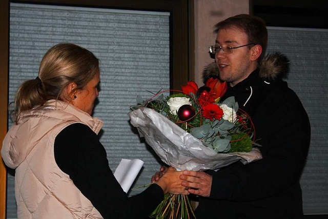 Der neue Brgermeister Philipp Klotz erhlt einen Blumenstrau.  | Foto: Lena Marie Jrger