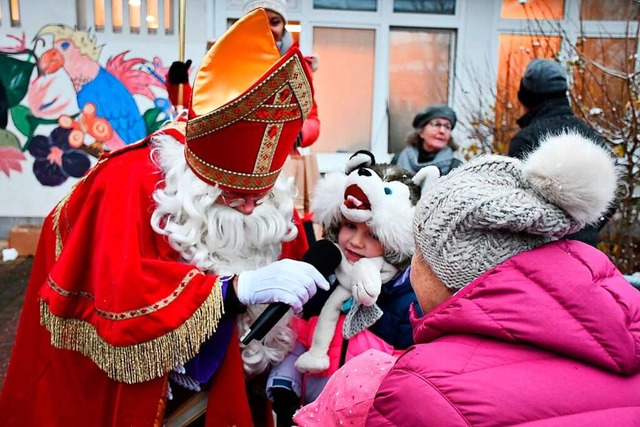 Kleine und groe Gste freuten sich ber den Besuch des Nikolaus.  | Foto: Heinz und Monika Vollmar
