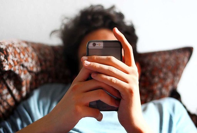 ber unsere Smartphones sind wir fast ...hauptungen knnen uns online begegnen.  | Foto: Karl-Josef Hildenbrand