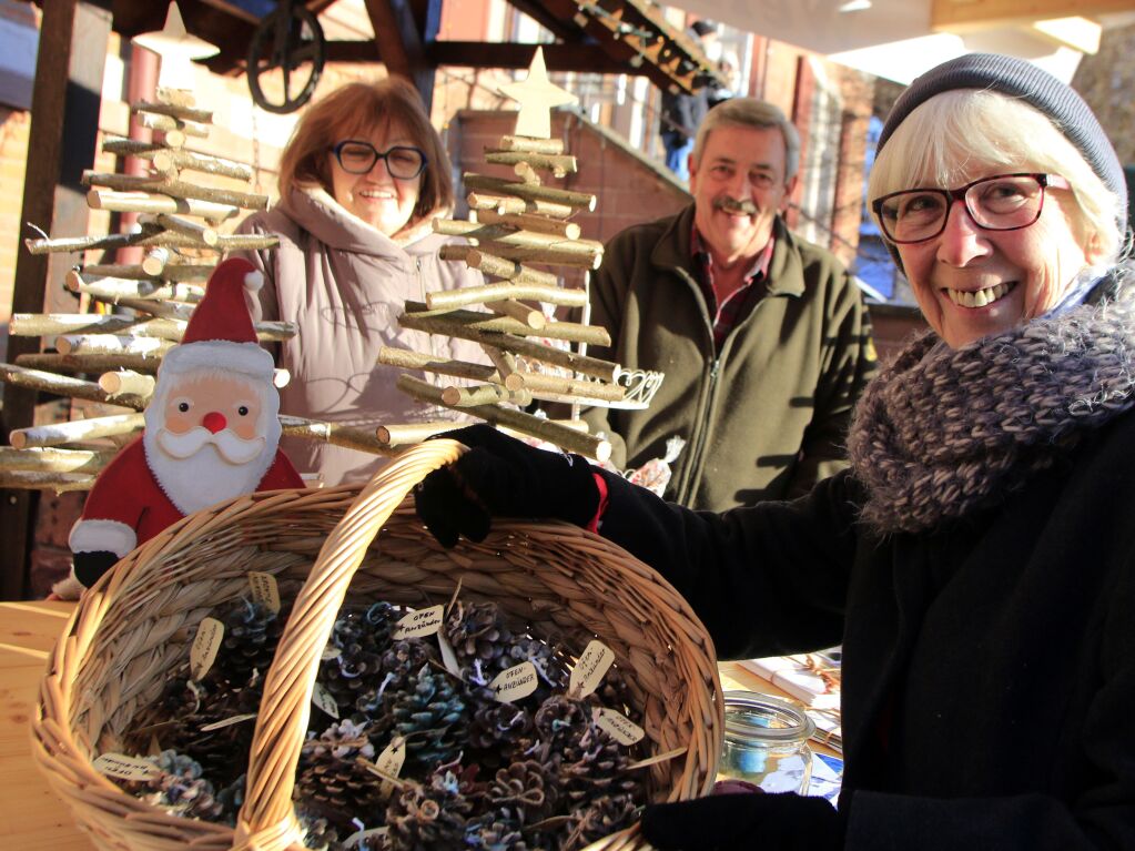 Holzarbeiten und Tannenzapfen vom Obst und Gartenbauverein auf dem Weihnachtsmarkt Heiligenzell