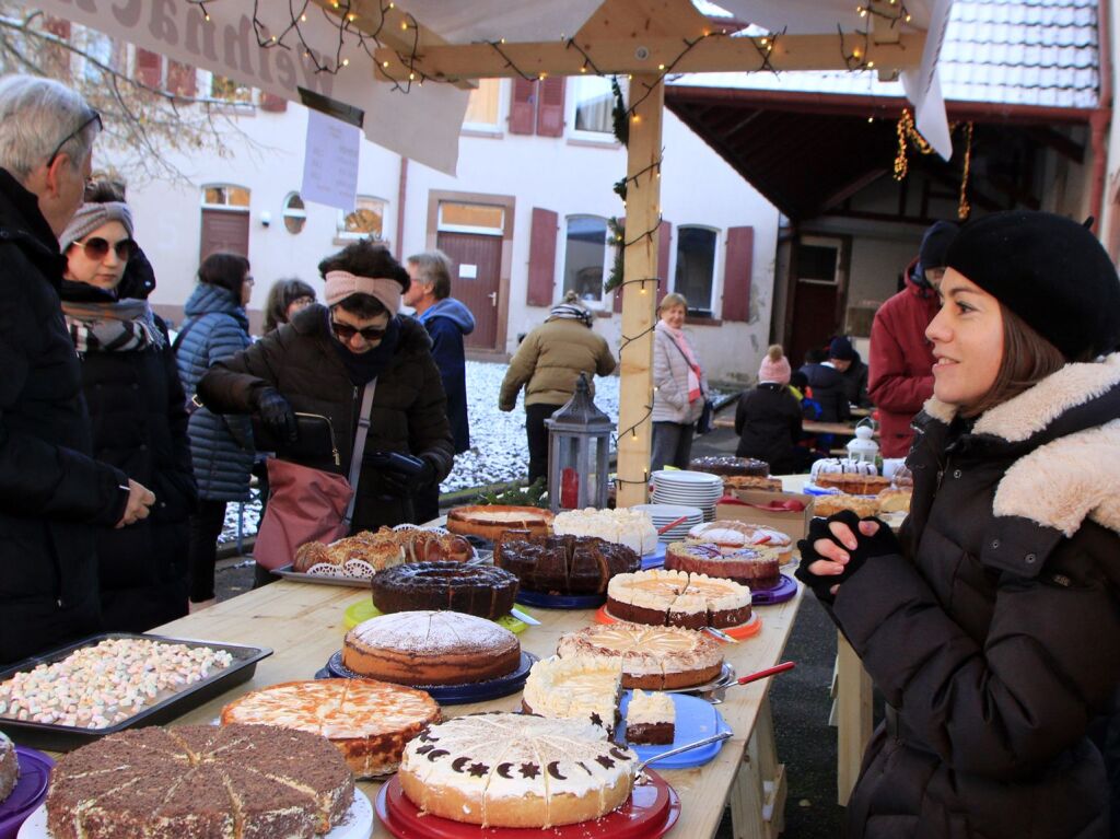 Beim Angebot von 38 Kuchen fiel dieAuswahl beim Weihnachtsmarkt in Heiligenzell schwer.