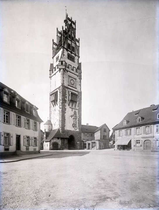 Der Schwabentorplatz mit dem aufgestoc...ossbergstraße (heute Schlossbergring).  | Foto: Archiv Vistatour