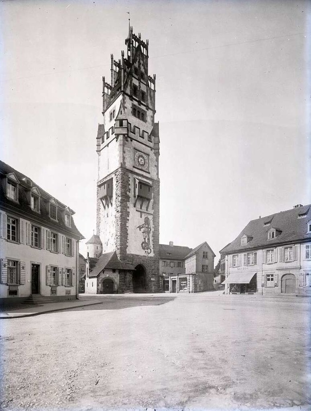 Der Schwabentorplatz mit dem aufgestoc...ossbergstrae (heute Schlossbergring).  | Foto: Archiv Vistatour