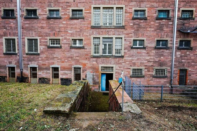 Eine Treppe fhrt zu einem Gebude des...cht. Trotzdem fehlen weiterhin Pltze.  | Foto: Uwe Anspach (dpa)