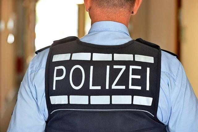 Vermummter Teenager richtet vor Freiburger Polizeirevier Softair-Waffe auf Polizisten