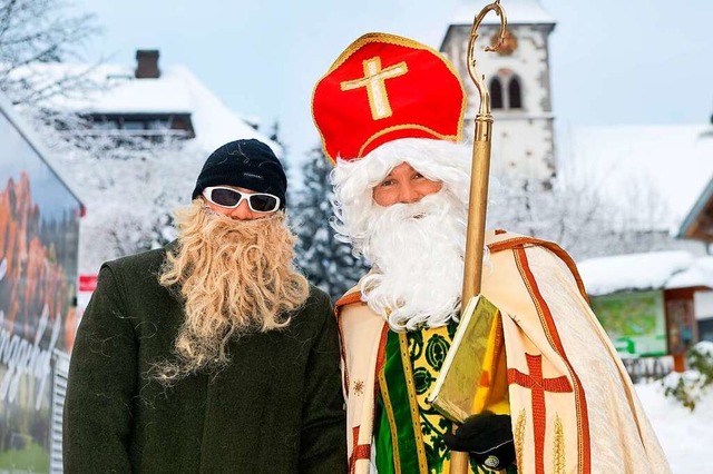 Der Nikolaus und Knecht Ruprecht laufe... den Weihnachtsmarkt in Altglashtten.  | Foto: Wolfgang Scheu
