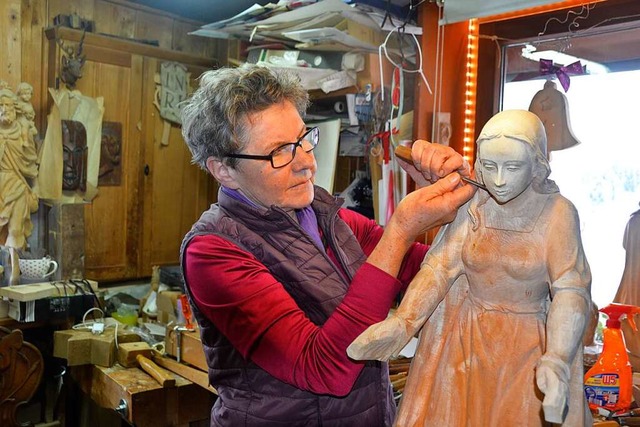 Ulrike Wasmer-Ludwig arbeitet an einer Marienfigur fr eine Krippe in Bhl.  | Foto: Christiane Sahli